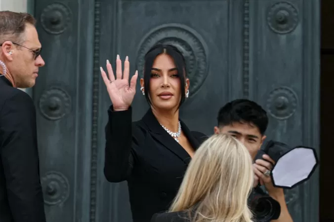 Justiça da França condena oito acusados de roubar joias de Kim Kardashian em 2016.