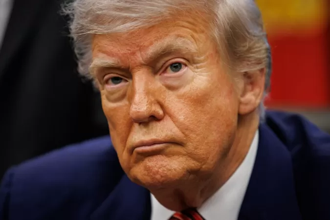 Trump defende veto a estudantes estrangeiros em Harvard.