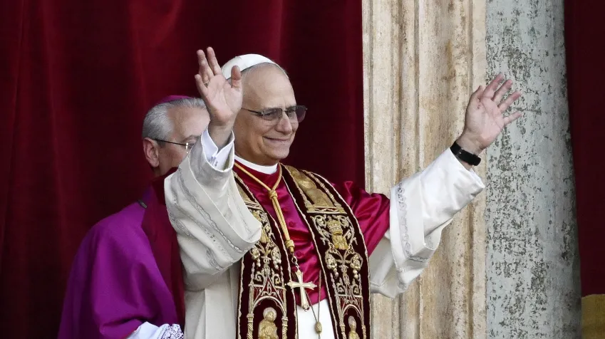 Papa Leão XIV realiza primeira oração dominical para fiéis no Vaticano.