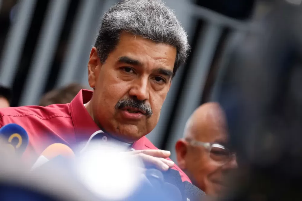 Maduro consolida poder na Venezuela em eleições sem oposição e com baixa participação.