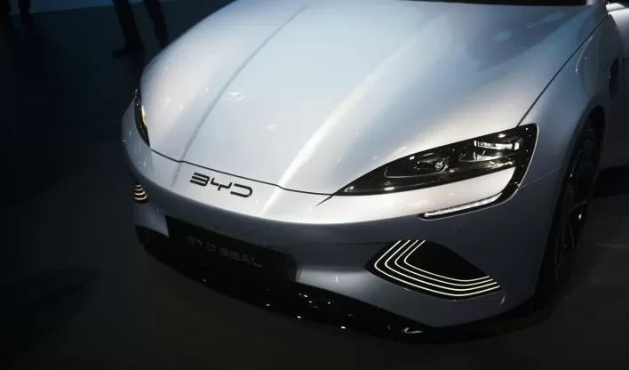 Ações da BYD da China despencam 8% com corte de preços por fabricante de veículos elétricos.