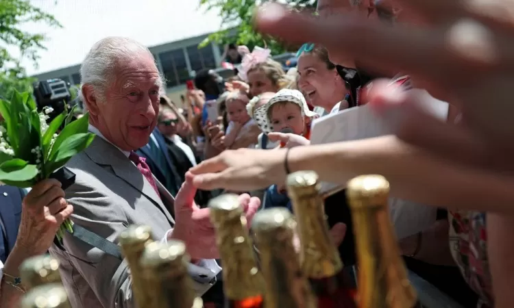 Rei Charles III chega ao Canadá para fortalecer soberania em meio a ameaças de anexação por Trump.