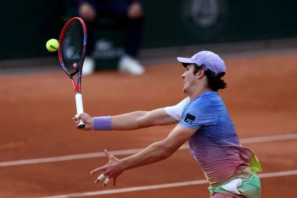 João Fonseca lembra tri de Guga em Roland Garros após triunfo inédito: 'Sonho maior é o título'.