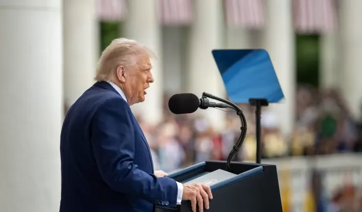 Trump sinaliza cancelar financiamentos de US$ 100 milhões em nova ofensiva contra Harvard.