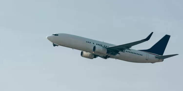 Colapso de empresa aérea expõe falhas graves na proteção ao passageiro.