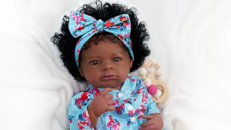 Recepcionista aciona Justiça da Bahia após empresa negar licença-maternidade para bebê reborn; entenda.