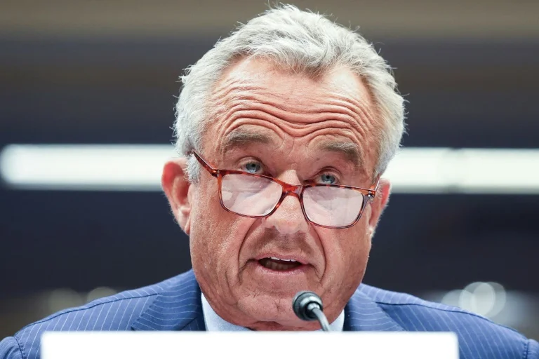 Secretário de Saúde dos EUA chama de ‘corruptas’ revistas médicas do país.