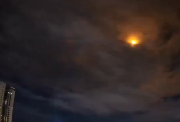 Meteoro ‘bola de fogo’ ilumina céu da China e transforma noite em dia por segundos.