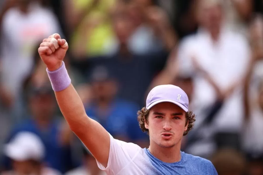 João Fonseca chora com vitória em Roland Garros no aniversário da mãe: “esporte muito difícil”.