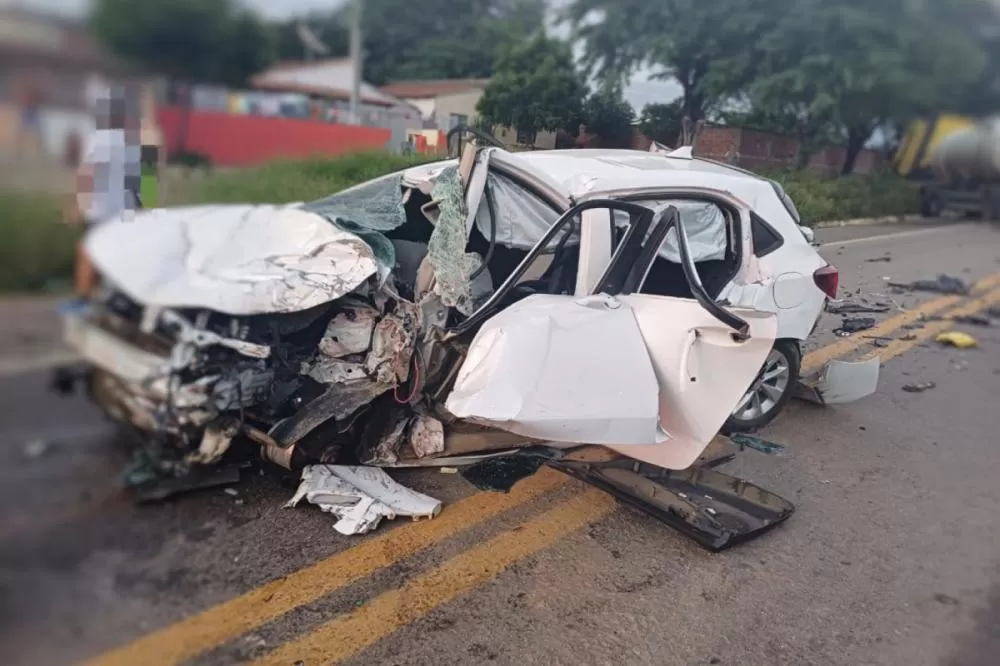 Homem morre após colisão frontal entre carro e carreta em Serra Talhada.