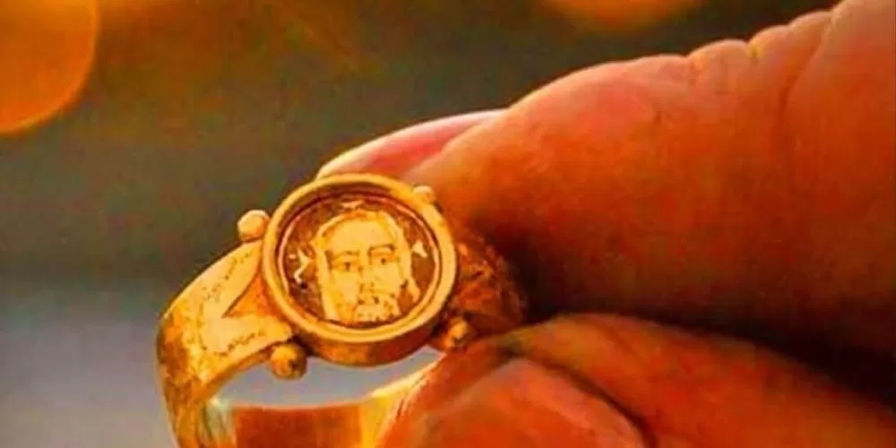 Arqueólogos encontraram anel de ouro de 500 anos com imagem de Jesus.
