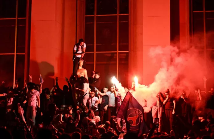 Polícia da França registra pelo menos duas mortes durante comemoração de título do PSG.