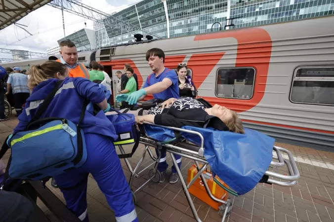 Desabamento de ponte causa descarrilamento de trem e deixa sete mortos na Rússia.