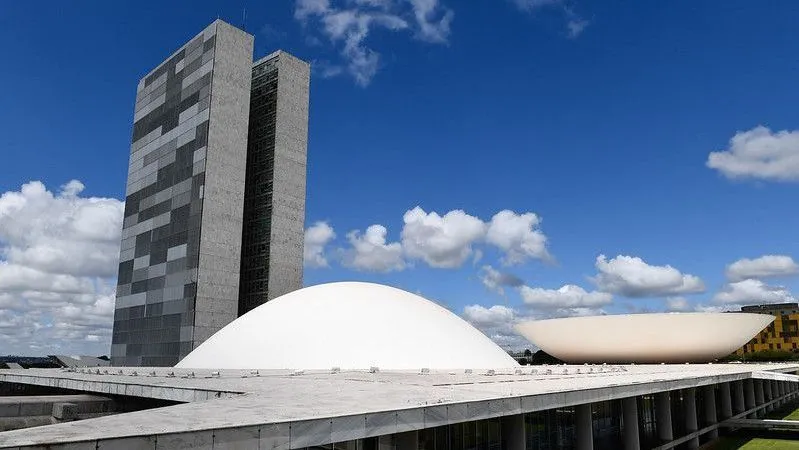 Servidores federais negociam reajuste de benefícios com o governo.