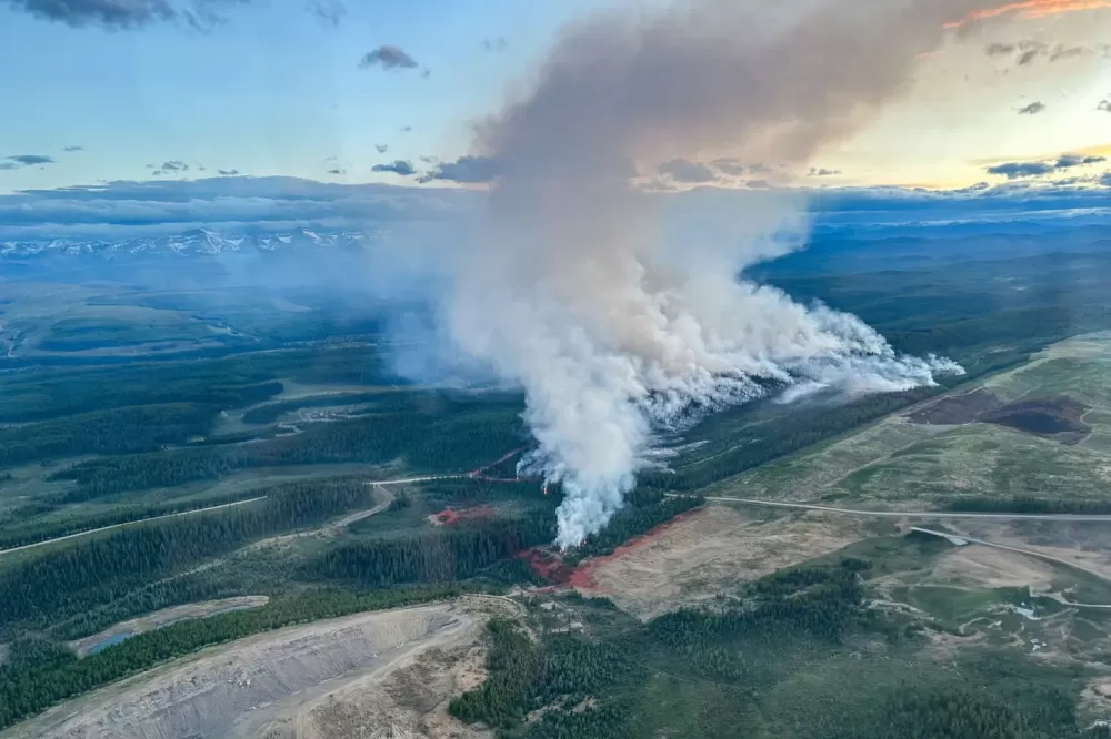 Canadá: mais de 25 mil são retirados de áreas atingidas por incêndios florestais.