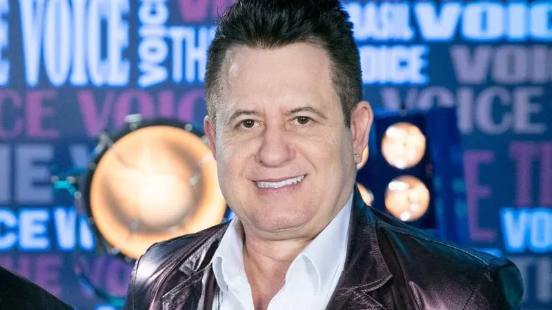 Marrone canta sozinho com curativo na cabeça e surpreende pela voz; veja vídeo.