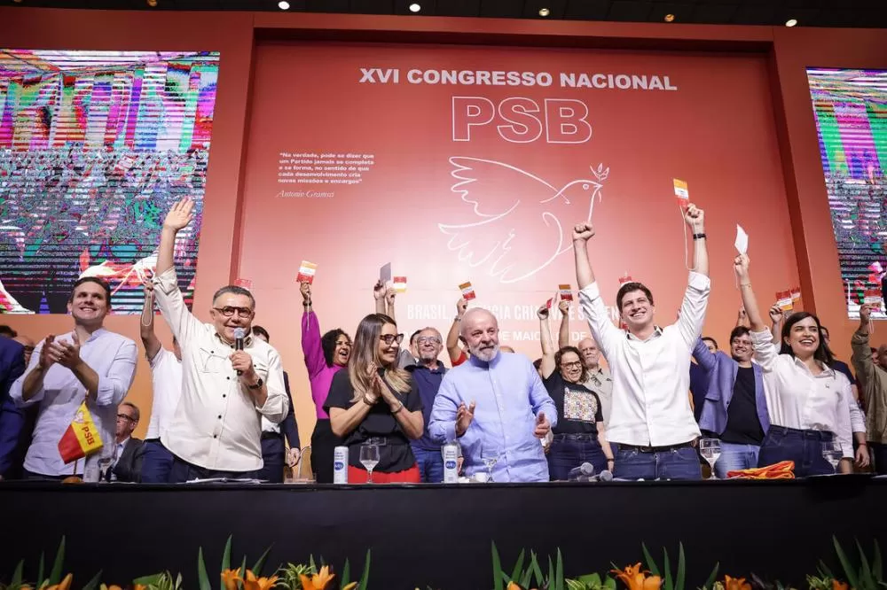 Ao assumir o comando do PSB, João Campos prega unidade e assegura alinhamento com Lula.