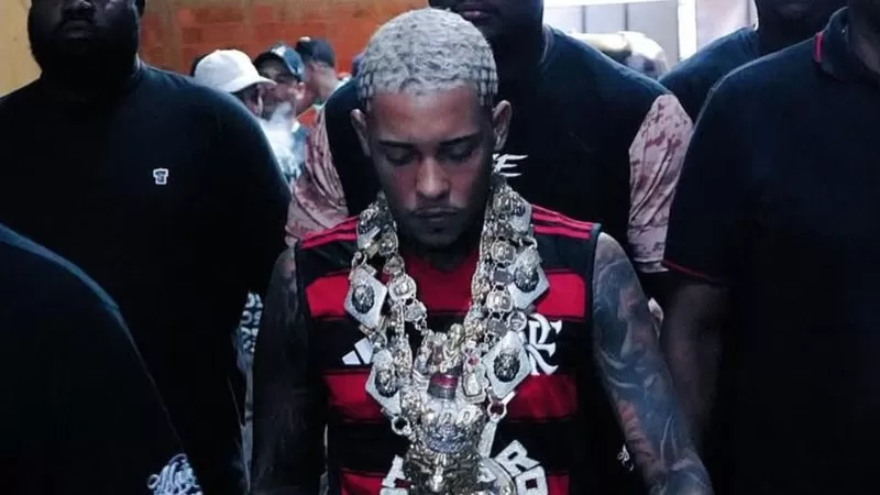 Saída de MC Poze da prisão causa aglomeração de fãs em presídio no Rio de Janeiro.