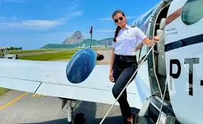 Pilota de 23 anos comandou pouso de emergência de Lívia Andrade. Saiba quem é ela!.