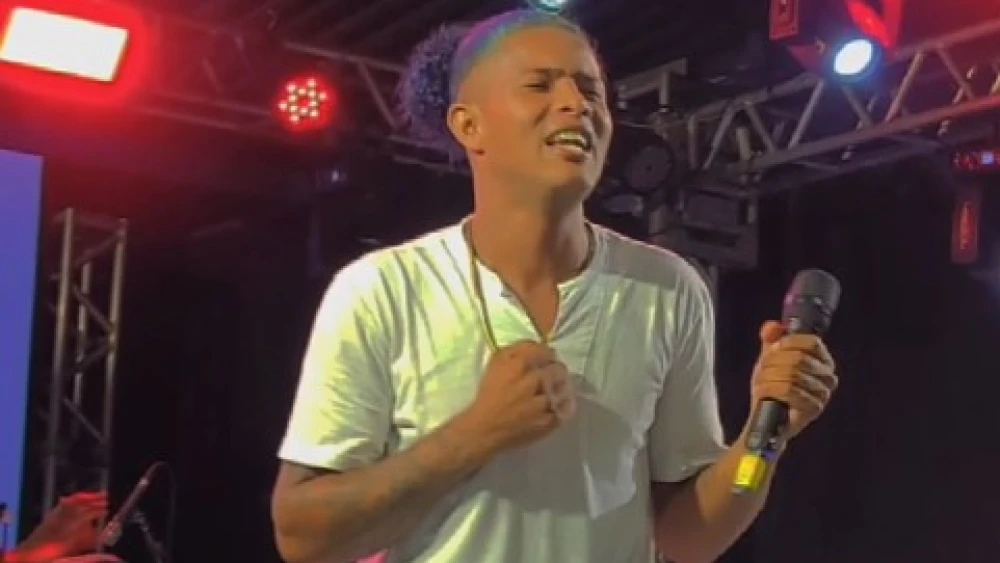 Cantor de piseiro é morto a facadas em discussão com a namorada na Bahia.