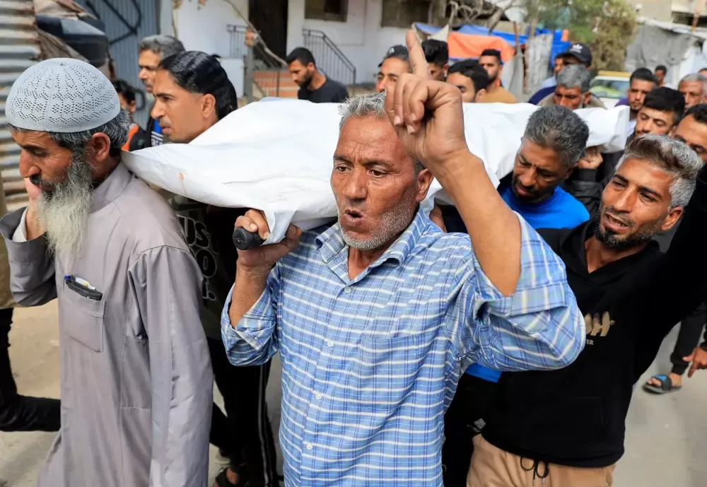 Pelo menos 27 palestinos são mortos perto de local de ajuda em Gaza.