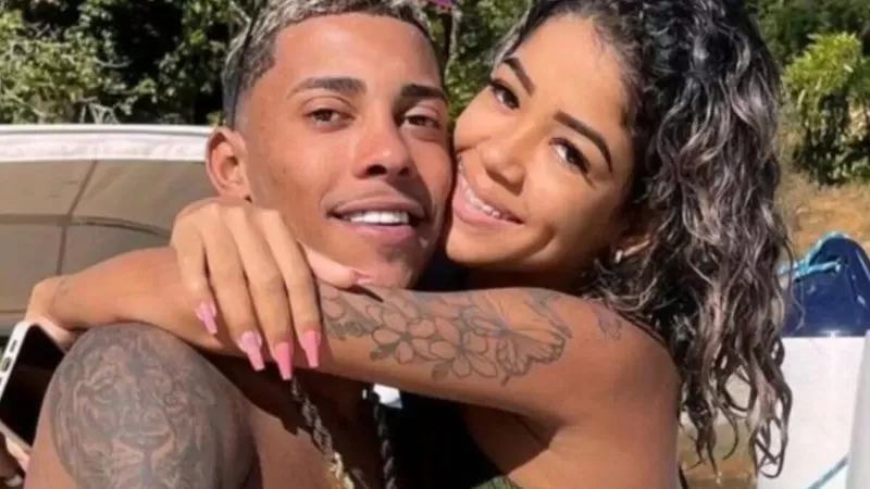 Esposa de MC Poze chega à penitenciária para acompanhar soltura do funkeiro; veja.