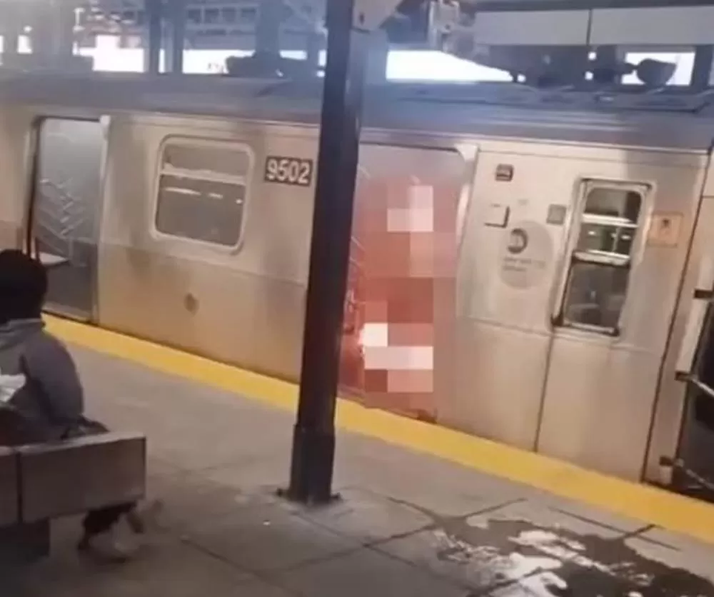 Homem põe fogo em mulher no metrô de Nova York e fica sentado vendo vítima queimar.