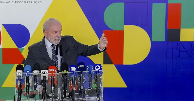 Lula defende Moraes e acusa Eduardo Bolsonaro de ‘terrorismo’.
