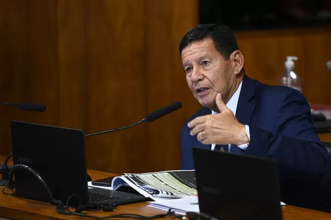 Moraes manda Mourão depor outra vez após telefonema de Bolsonar.