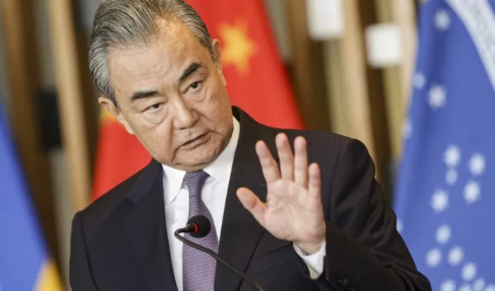 China vê discussões comerciais com os EUA em momento decisivo e pede retomada de diálogo bilateral.