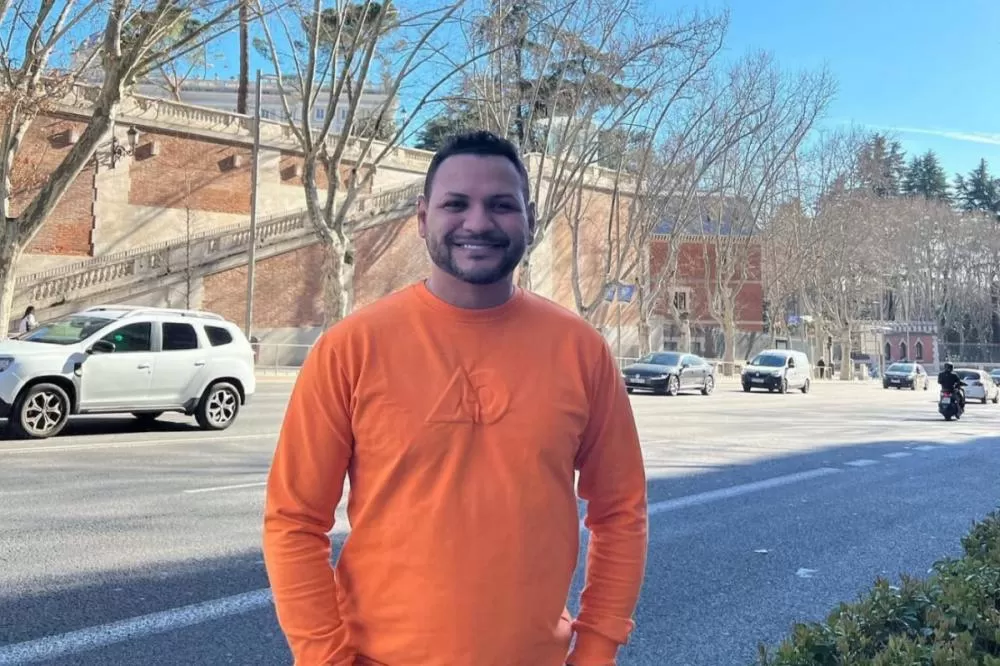 Cantor da Desejo de Menina tem liberdade concedida após pagar fiança de R$ 40 mil.