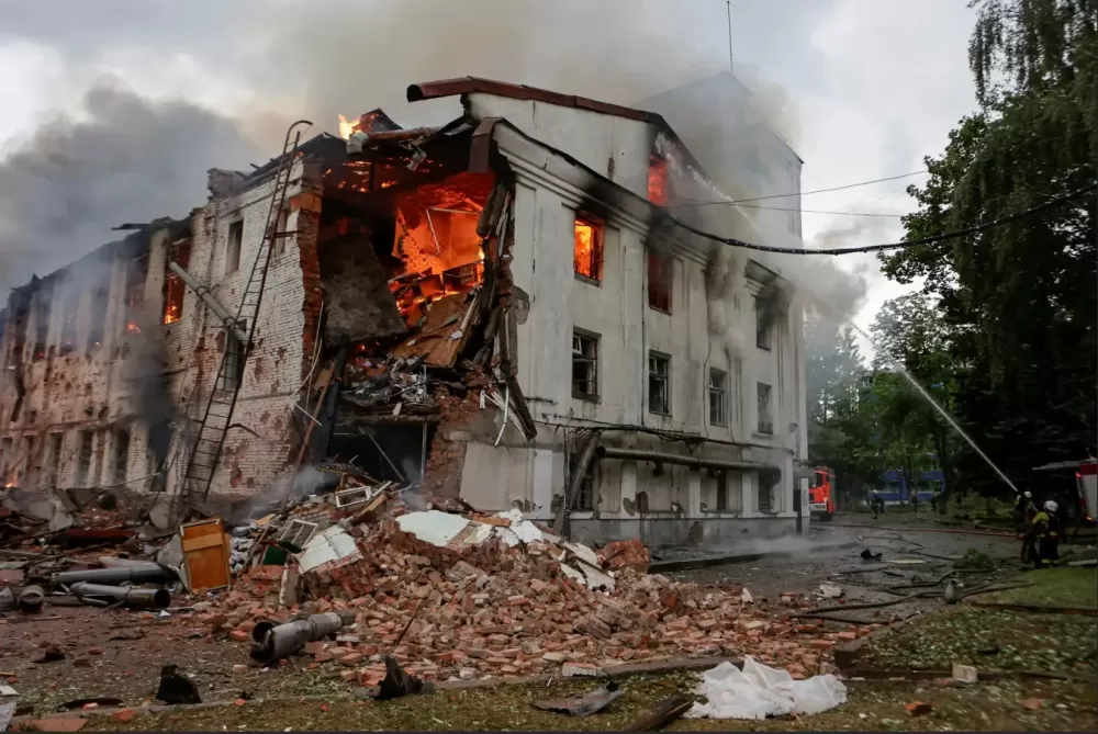 Ataque russo com drones e mísseis deixa 3 mortos e 21 feridos em Kharkiv, na Ucrânia.