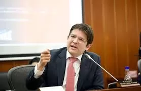 Colômbia oferece US$ 700 mil por mandantes dos tiros contra pré-candidato baleado.