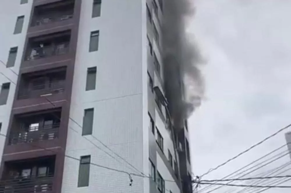Incêndio atinge apartamento em prédio residencial na Encruzilhada.