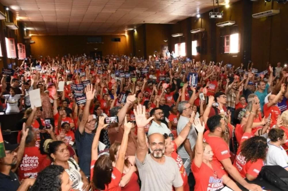 Professores do estado paralisam atividades nesta segunda-feira (9).