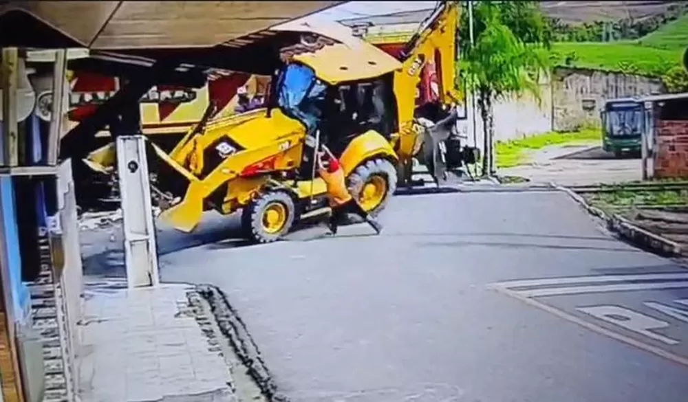 Vídeo mostra o momento em que trem colide contra trator em Rio Largo.