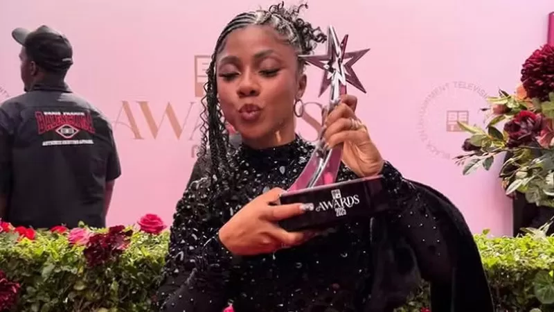 Rapper brasileira desbanca cinco países e conquista prêmio internacional.