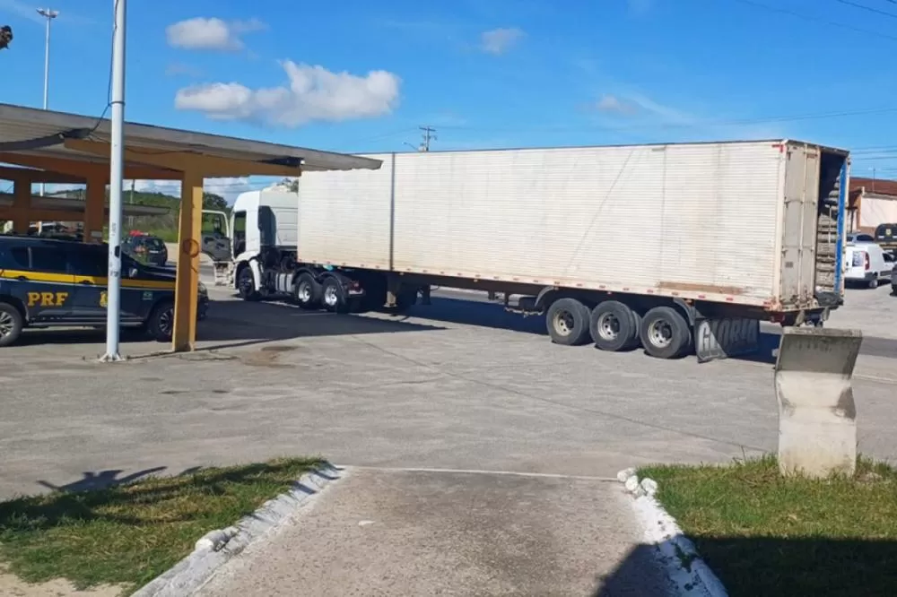 PRF prende suspeito de furtar carga avaliada em meio milhão de reais.