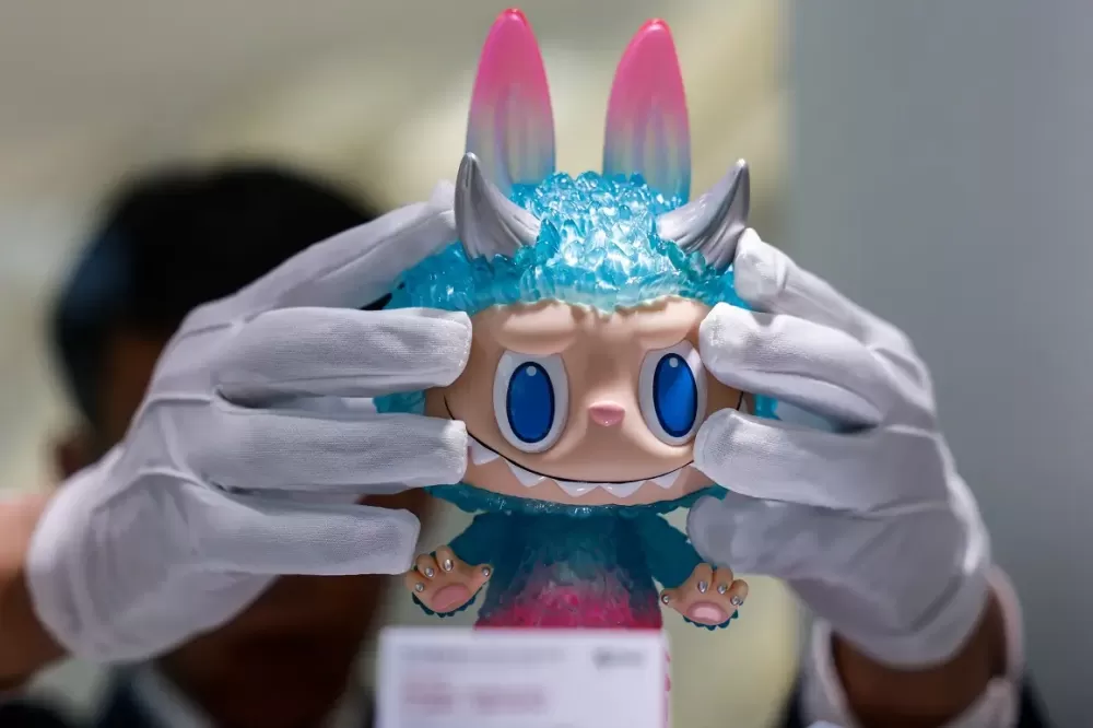 China proíbe banco de atrair novos clientes com bonecas Labubu.