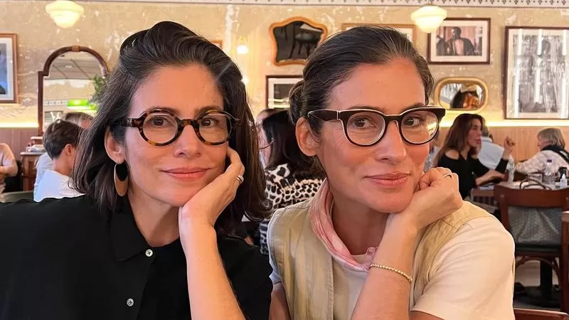 Renata Vasconcellos comemora aniversário com irmã gêmea e confunde seguidores.