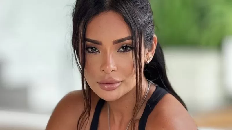 Após término polêmico, Carol Nakamura desabafa sobre relacionamento: “Não desisti de amar”.