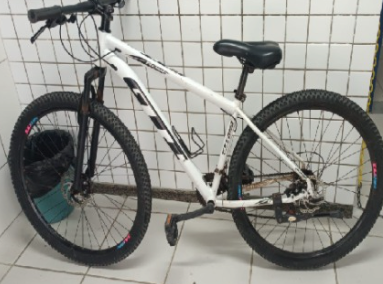 Dupla é detida após roubar ciclista na orla de Boa Viagem; bicicleta é recuperada.