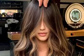 As cores de cabelo que vão dominar 2025 com elegância e ousadia.