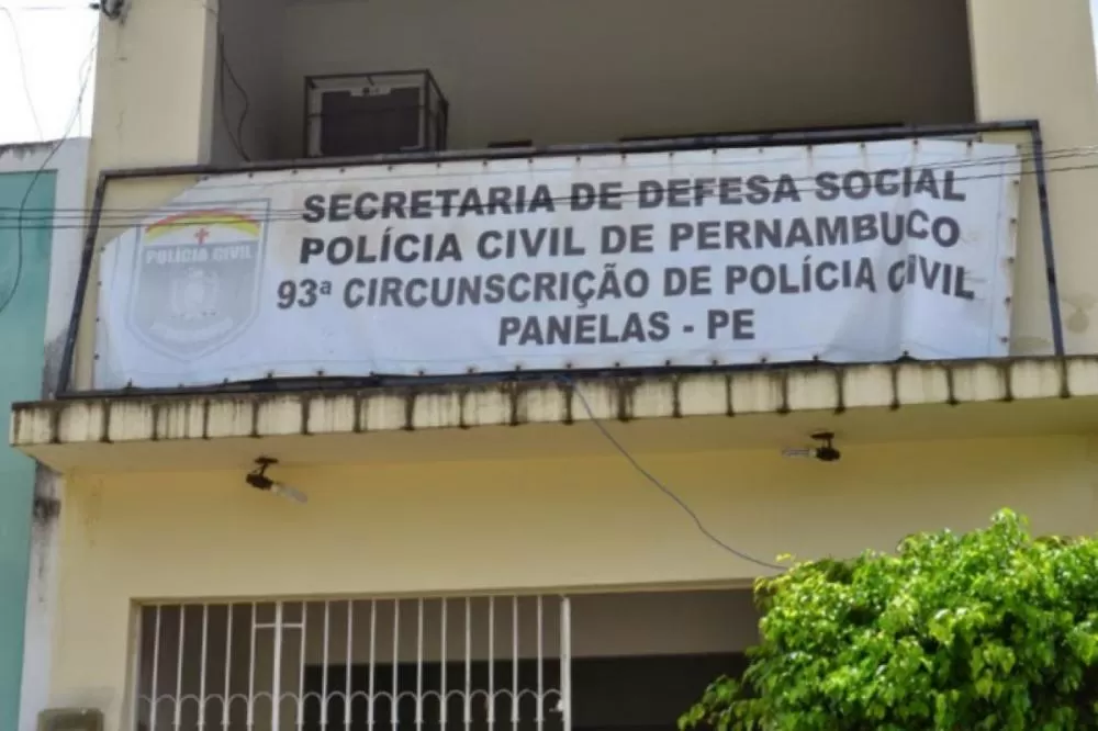 Homem ataca policiais militares com faca e enxada e acaba sendo morto.