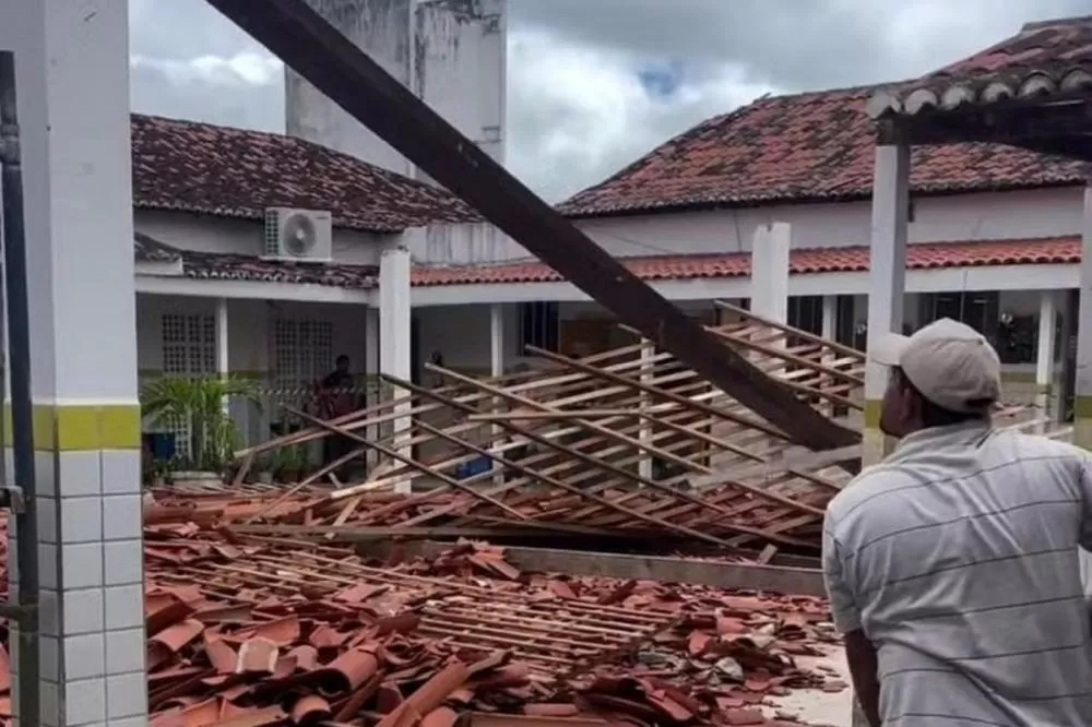 Teto de escola municipal desaba em Bonito; ninguém fica gravemente ferido.