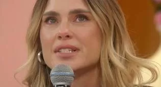 Em lágrimas, Carolina Dieckmann desabafa sobre tratamento de Preta Gil; assista.