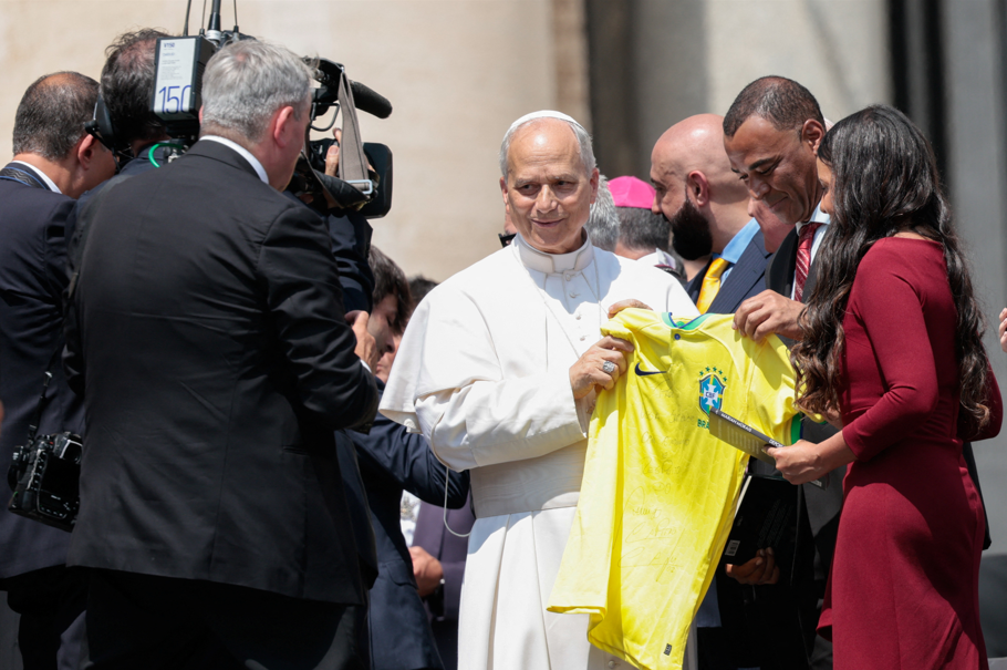 Cafu se encontra com o papa Leão XIV e o presenteia com camisa da seleção brasileira.