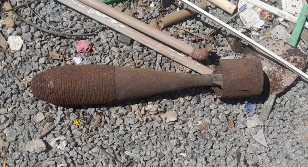 Recife: objeto Explosivo enferrujado é localizado no Pina; equipe do Bope isola área.