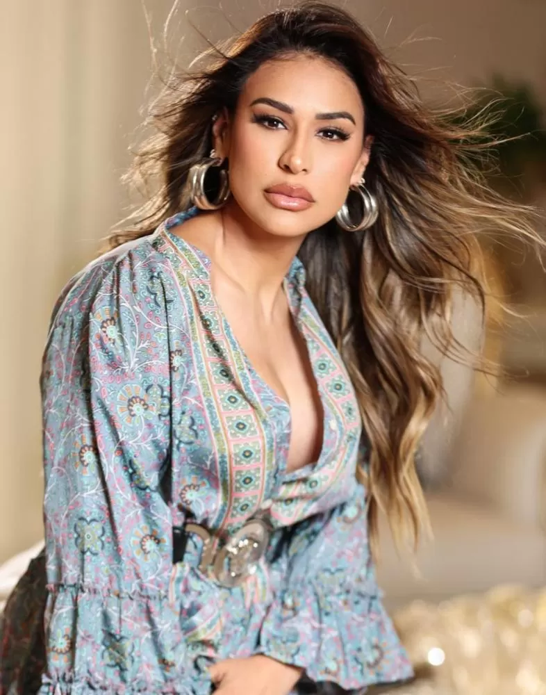 Vídeo! Simone Mendes ganha presente inusitado de fã durante show.