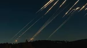 Irã ataca Haifa com mísseis; Israel lança ofensiva contra Iêmen e Teerã.